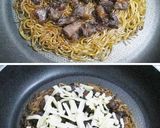 ピザ風♪甘辛すじ肉とチーズのかた焼きそば作り方5写真