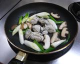牡蠣としいたけとあまねぎの塩焼きそば作り方3写真