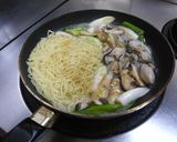 牡蠣としいたけとあまねぎの塩焼きそば作り方4写真