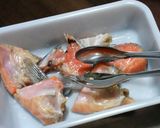 バター醤油香る♪鮭カマの葱きのこ添え作り方1写真