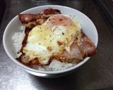 簡単！シンプル！ベーコンエッグ丼作り方4写真