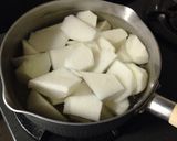 大根と鶏肉団子の煮物作り方1写真