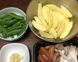 スナップエンドウとじゃが芋の彩りマヨ炒め作り方1写真