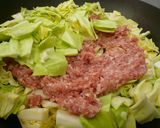 簡単！キャベツと豚ミンチ肉の重ね蒸し焼き作り方2写真