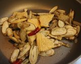 フライパンで塩麹牛肉ごぼう油揚げの炒め煮作り方3写真