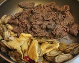 フライパンで塩麹牛肉ごぼう油揚げの炒め煮作り方4写真