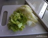 薄切り大根とキャベツの味噌汁作り方1写真