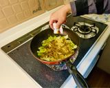 彼氏が作る「カニカマとツナの蒸焼きそば」作り方7写真
