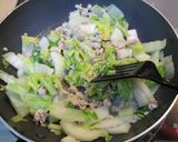速攻・簡単♪白菜と鶏ミンチのオイマヨ炒め作り方3写真