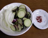 ごはんがすすむ！茄子と玉ねぎごま油炒め☆作り方1写真