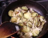 ごはんがすすむ！茄子と玉ねぎごま油炒め☆作り方3写真