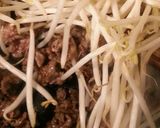 簡単♪お肉を照り良く☆豆苗もやし炒め♪作り方4写真