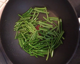 魚肉ソーセージとニンニクの芽炒め作り方2写真