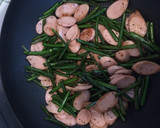 魚肉ソーセージとニンニクの芽炒め作り方3写真