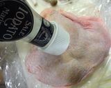 パリっとジューシー♪鶏もも肉の重し焼き作り方1写真