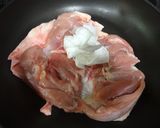 パリっとジューシー♪鶏もも肉の重し焼き作り方3写真