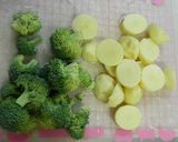 野菜たっぷり簡単★キムチチーズスープ作り方1写真