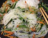 野菜たっぷり♪水菜とモヤシの焼きビーフン作り方3写真