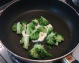 お弁当にも♪ブロッコリーのカレーマヨ炒め作り方3写真