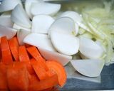 骨付き鶏モモと蕪のスープ煮、レモン風味作り方2写真