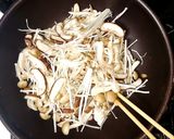 豚ときのこのバターポン酢炒め作り方4写真