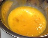 卵としめじのバター醤油★作り方1写真