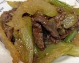 セロリと牛肉の炒め物作り方3写真