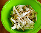 シメジと玉ねぎと竹輪のカレー炒め煮♪作り方1写真