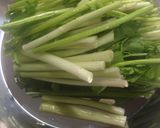 セリと鶏もも肉の炒めもの作り方1写真