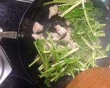 セリと鶏もも肉の炒めもの作り方5写真