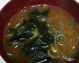 中華風玉ねぎとワカメの味噌汁作り方3写真