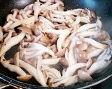 シメジと牡蠣のケチャップ炒め♪作り方3写真