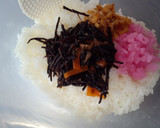 ひじきの煮物と桜大根のごはん(おにぎり)作り方2写真