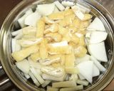 大根と魚肉ソーセージの味噌煮込み作り方1写真