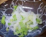 新玉葱とセロリのおかかマヨ和え作り方2写真