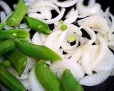 新玉ねぎとスナップえんどうのかに玉炒め作り方3写真