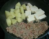 ご飯のお供☆新じゃがと豆腐のひき肉炒め作り方3写真