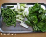 セロリといんげんと鮭缶の煮物作り方1写真