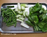 セロリといんげんと鮭缶の煮物作り方1写真