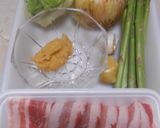 豚ばら肉とアスパラの味噌炒め・トマト添え作り方1写真
