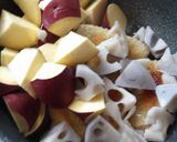 サツマイモ好きに贈る♡鶏肉と根菜の煮物作り方3写真