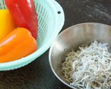 カラーピーマンとちりめんじゃこ炒め作り方1写真