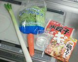 ひと工夫！鍋ｷｭｰﾌﾞを使った餃子スープ作り方1写真
