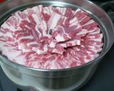 簡単♪豚バラ肉で蒸しトン甘ピリ辛タレ♪作り方1写真