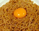 日清焼そばに黄身乗せでとろウマっ作り方3写真