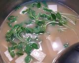 簡単!豆苗と豆腐の味噌汁♪作り方2写真