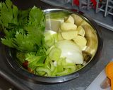 鶏もも肉のセロリとタマネギ, 香草酒蒸し作り方4写真