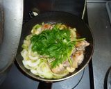 鶏もも肉のセロリとタマネギ, 香草酒蒸し作り方6写真