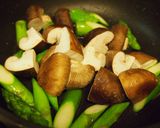 アスパラとしいたけのピンクペーパー炒め作り方2写真