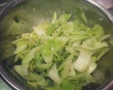 セロリの塩麹和え～胡麻と黒胡椒の香作り方2写真